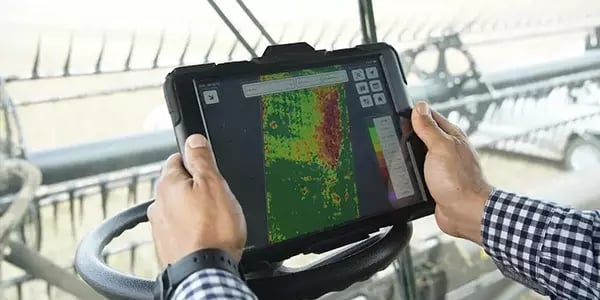 El iPad de FieldView se conecta fácilmente con los monitores y plataformas de las distintas marcas de maquinaria agrícola