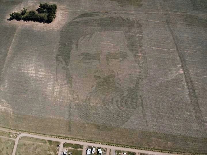 La imagen de Messi sembrada en un campo de la firma Botex.   