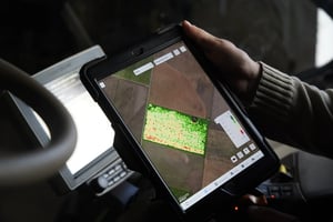 El iPad, con FieldView, en la cabina del tractor, se vincula con otras plataformas para obtener mejores datos agronómicos