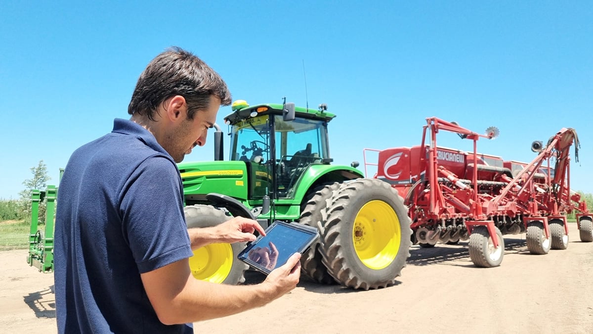 El tractor y la sembradora, a punto para arrancar. El iPad conecta a FieldView con la máquina para sembrar trigo