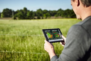 Foto de productor visualizando un lote trabajado en su tablet de forma remota