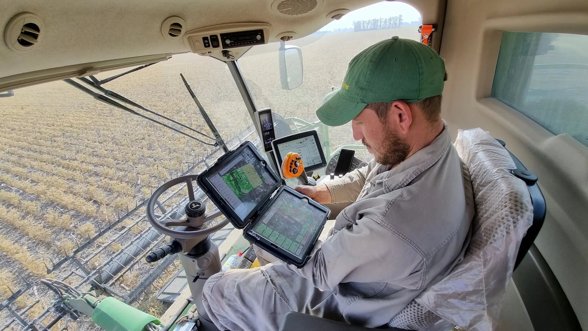 Contratista con iPads de FieldView en la cabina de la cosechadora.