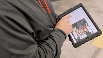 Hombre monitoreando un lote a través de un tablet gracias a la revolución agrícola