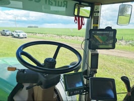 Cabina del tractor con tecnología de precisión.