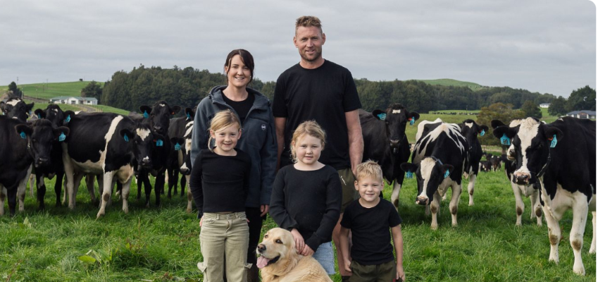 Un grupo de personas posando delante de una vaca
El contenido generado por IA puede ser incorrecto.