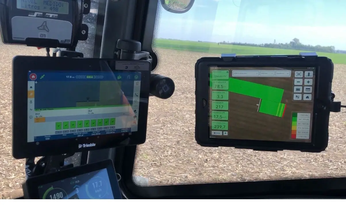 iPad con FieldView en cabina de maquinaria para aplicación. 
