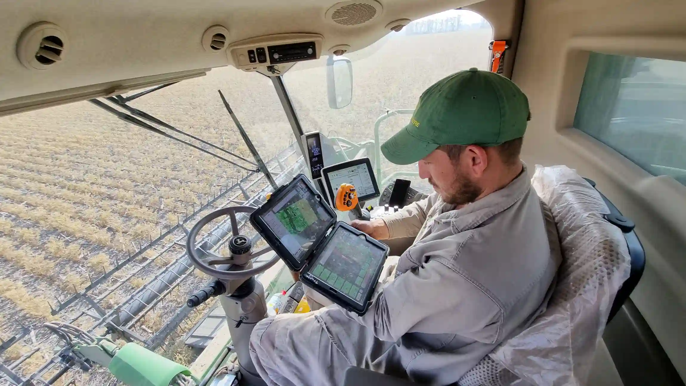 Dos iPads con FieldView, en la cabina de una cosechadora.