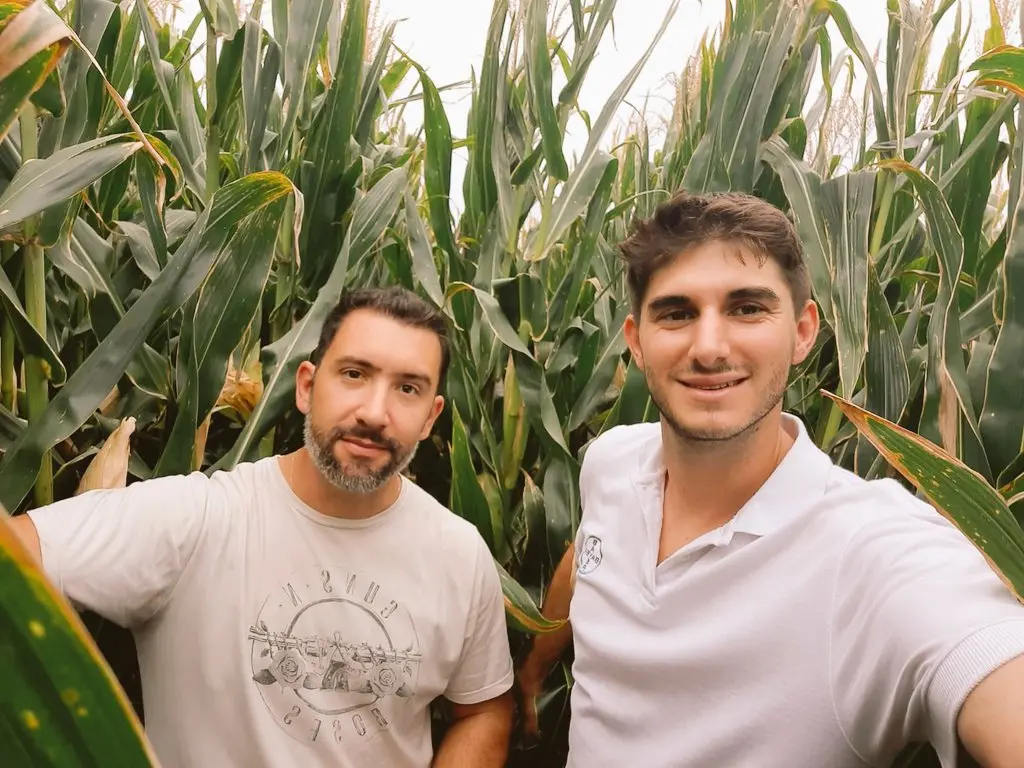 Alejandro Salaberry y Lucas Dellamaggiore en el lote de maíz